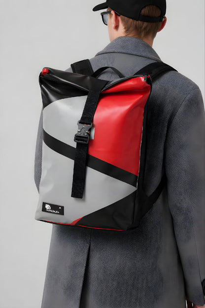 Handgemachter Rolltop Rucksack aus recycelter LKW-Plane