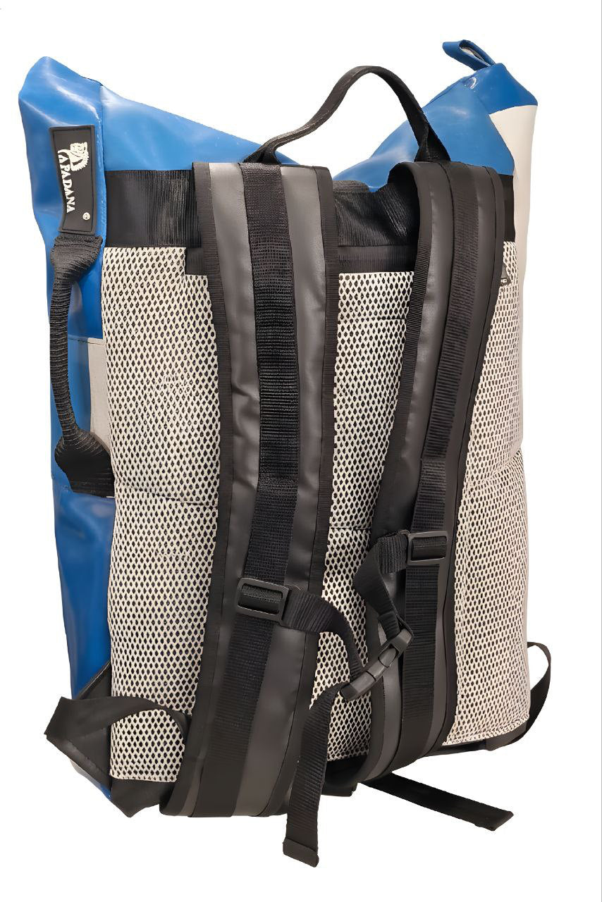 Handgemachter Rolltop Rucksack aus recycelter LKW-Plane