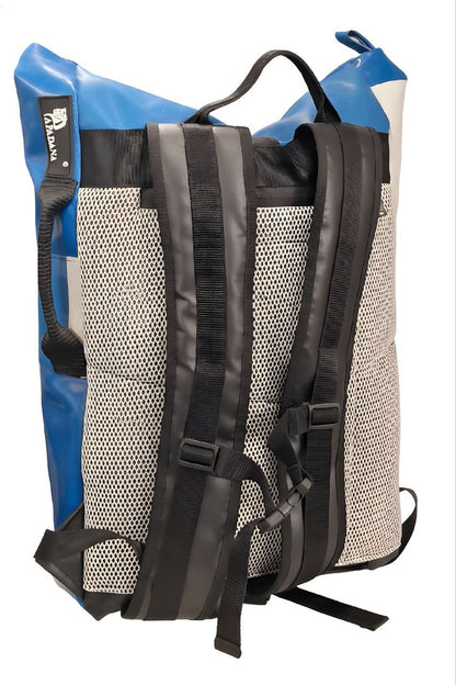 Handgemachter Rolltop Rucksack aus recycelter LKW-Plane