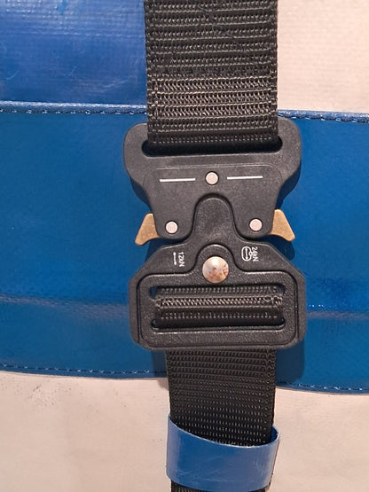 Handgemachter Rolltop Rucksack aus recycelter LKW-Plane