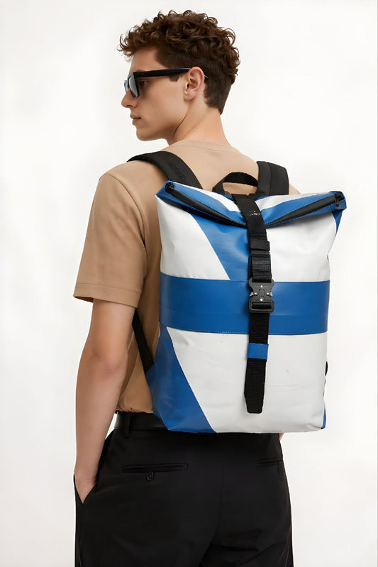 Handgemachter Rolltop Rucksack aus recycelter LKW-Plane