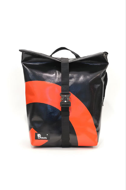 Handgemachter Rolltop Rucksack aus recycelter LKW-Plane