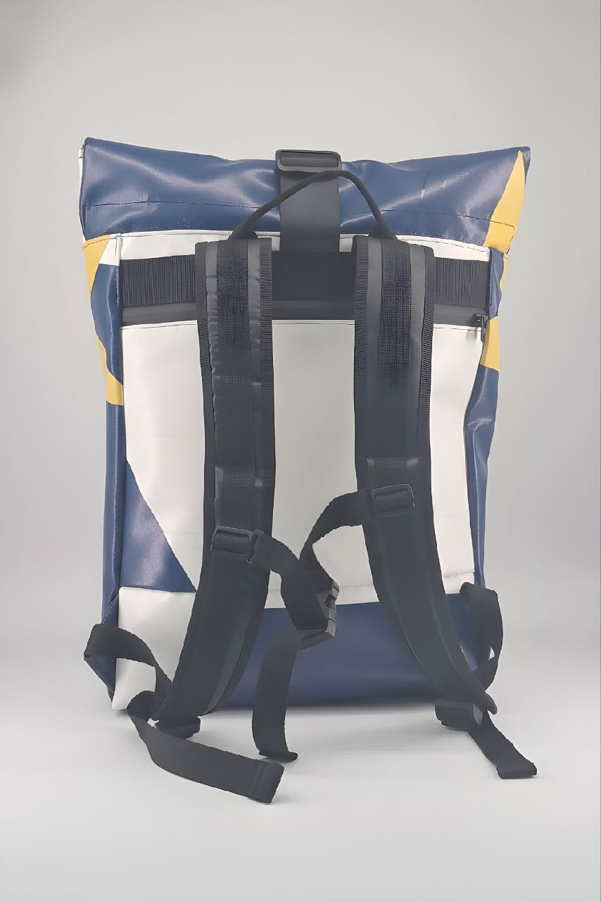 Handgemachter Rolltop Rucksack aus recycelter LKW-Plane