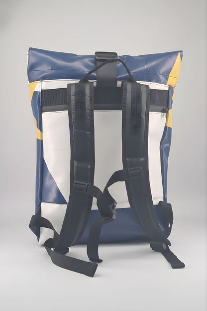 Handgemachter Rolltop Rucksack aus recycelter LKW-Plane