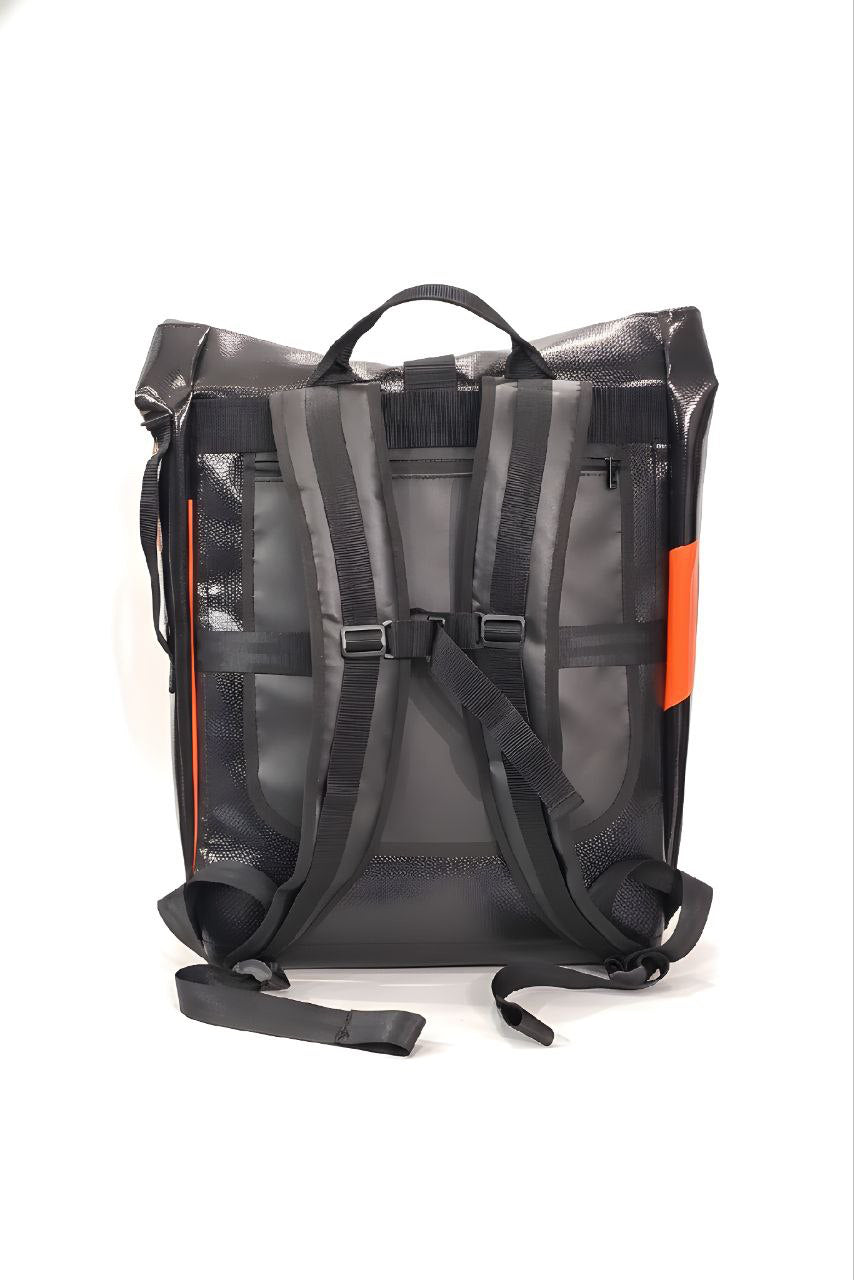 Handgemachter Rolltop Rucksack aus recycelter LKW-Plane