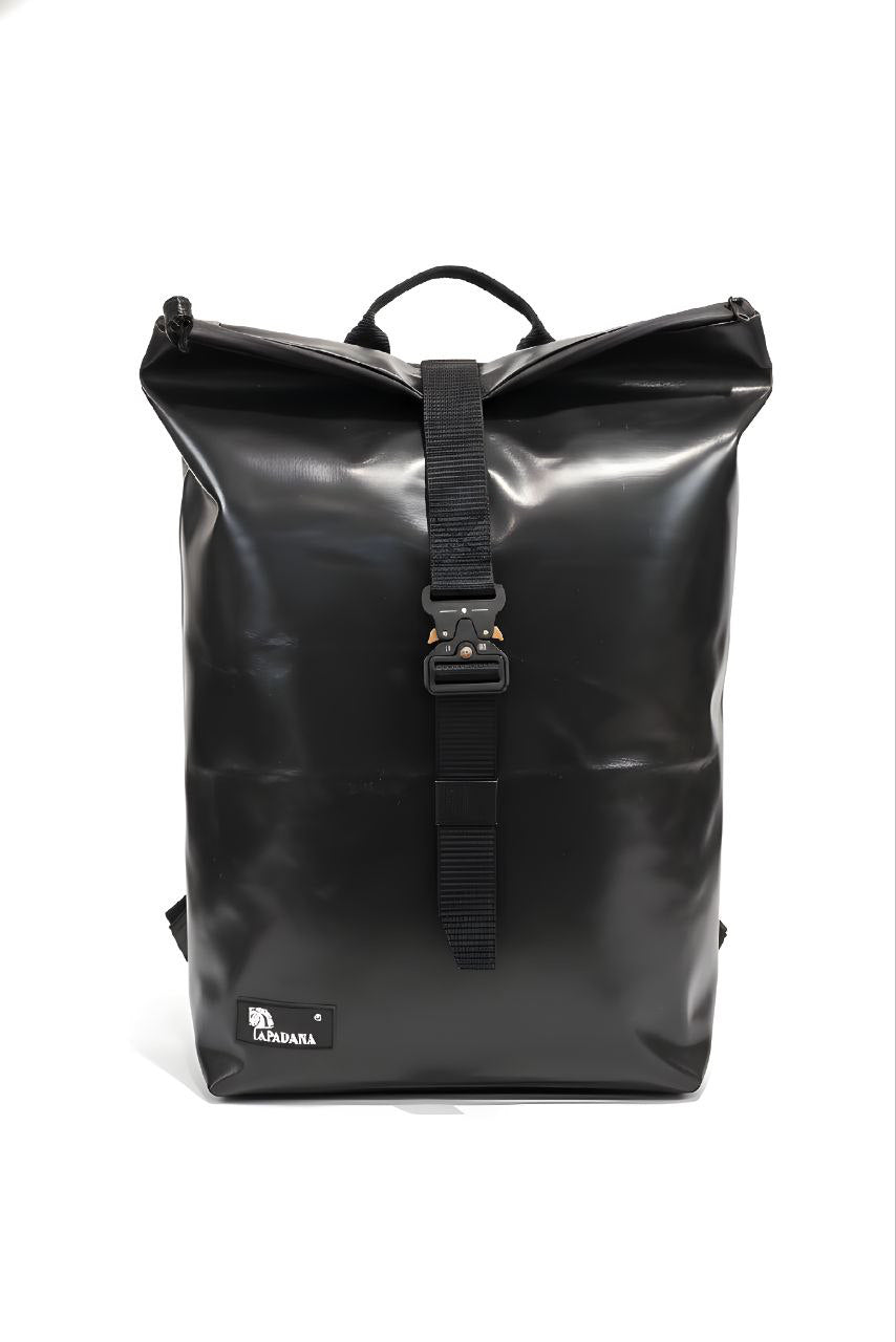 Handgemachter Rolltop Rucksack aus recycelter LKW-Plane