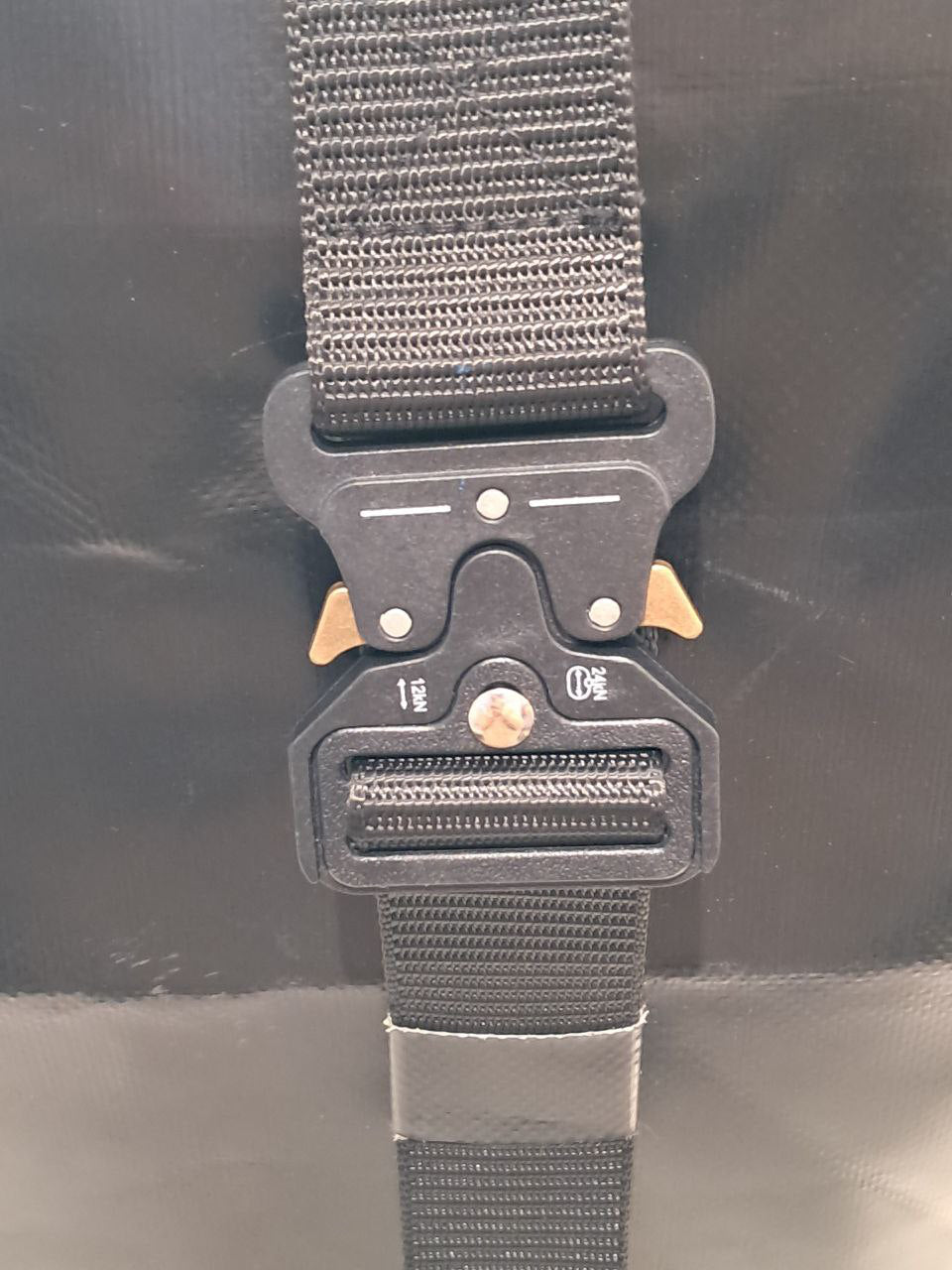 Handgemachter Rolltop Rucksack aus recycelter LKW-Plane