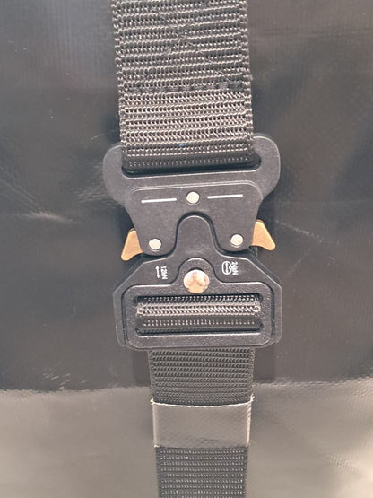 Handgemachter Rolltop Rucksack aus recycelter LKW-Plane