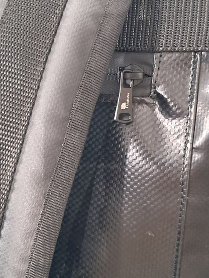 Handgemachter Rolltop Rucksack aus recycelter LKW-Plane