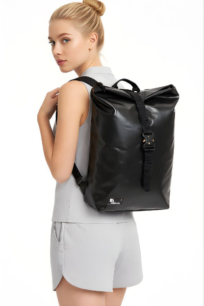 Handgemachter Rolltop Rucksack aus recycelter LKW-Plane