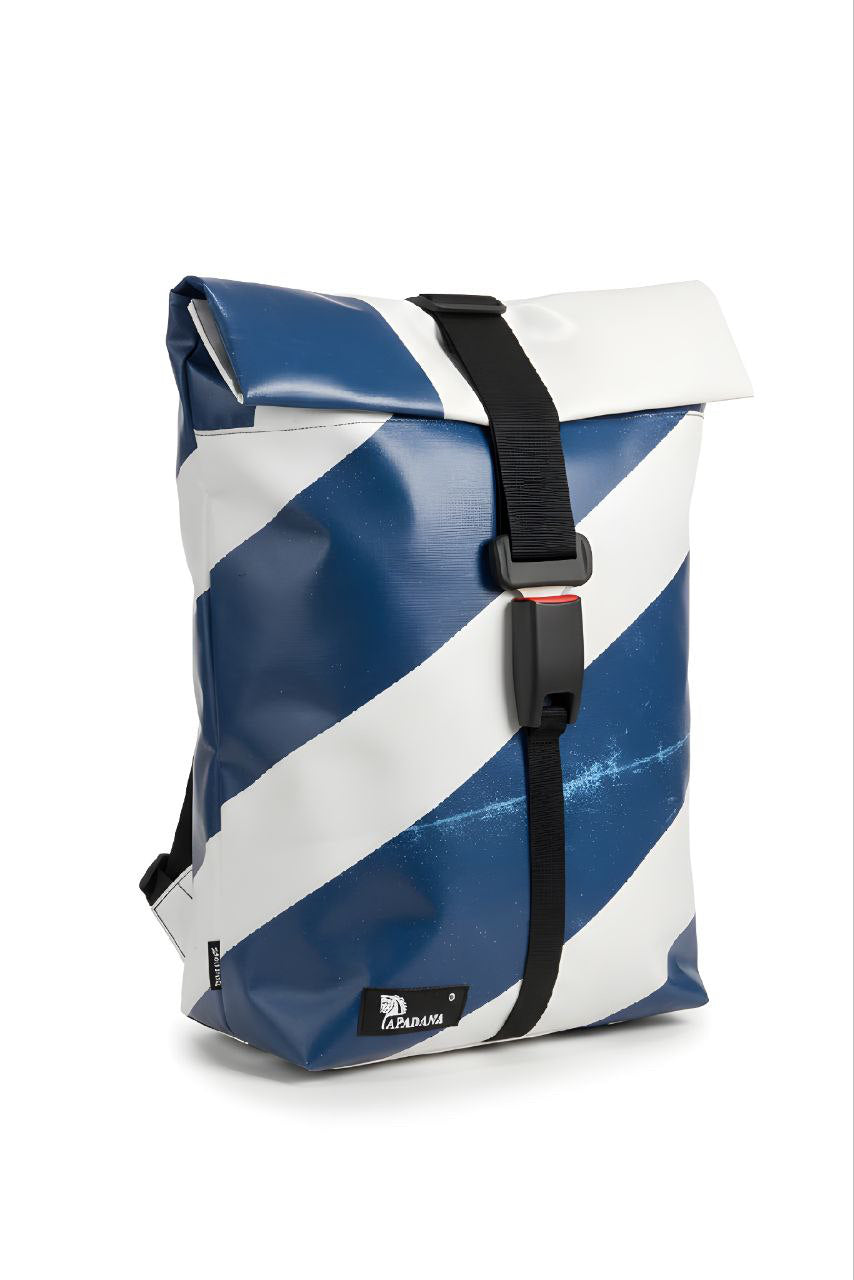 Handgemachter Rolltop Rucksack aus recycelter LKW-Plane