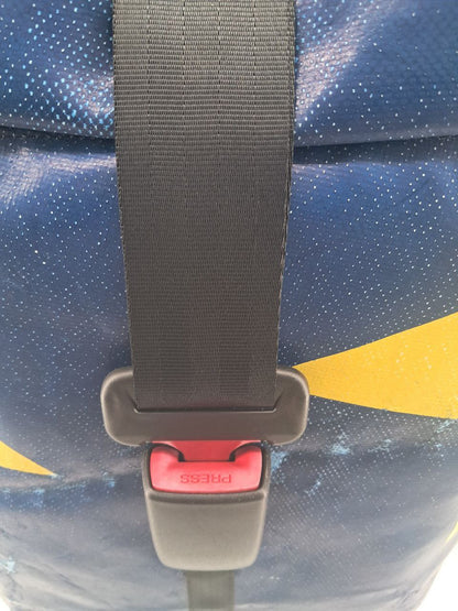 Handgemachter Rolltop Rucksack aus recycelter LKW-Plane