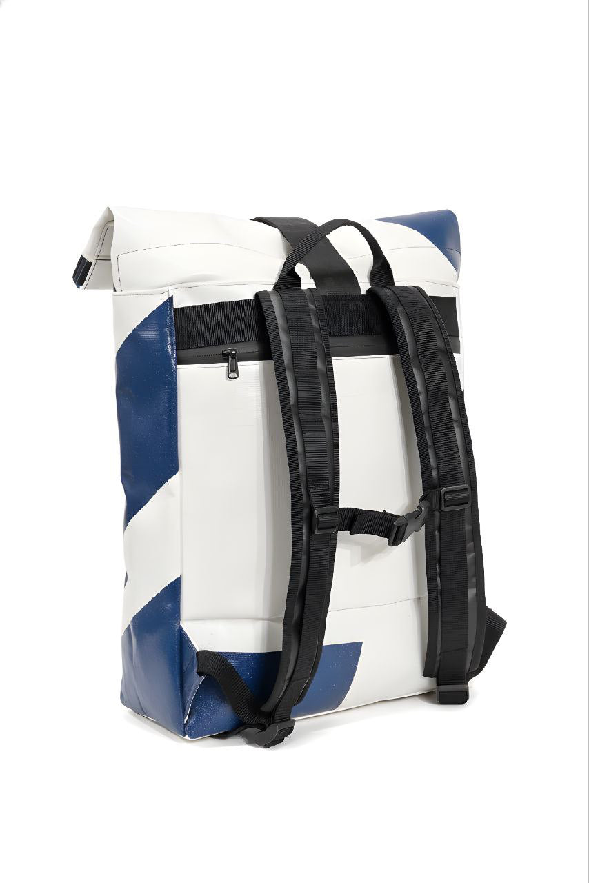 Handgemachter Rolltop Rucksack aus recycelter LKW-Plane