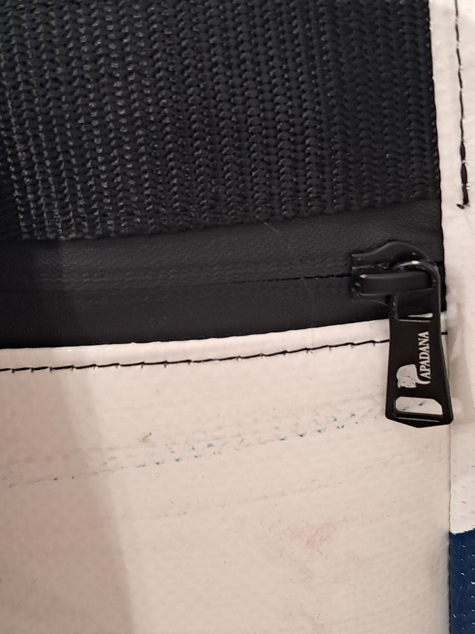 Handgemachter Rolltop Rucksack aus recycelter LKW-Plane