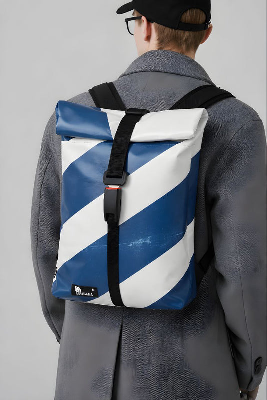 Handgemachter Rolltop Rucksack aus recycelter LKW-Plane