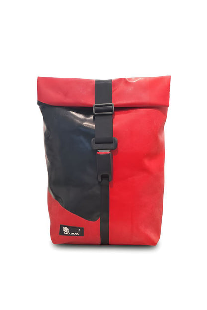 Handgemachter Rolltop Rucksack aus recycelter LKW-Plane