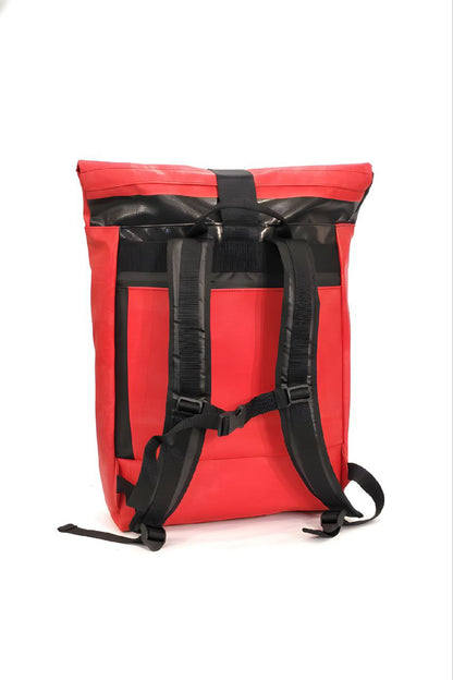 Handgemachter Rolltop Rucksack aus recycelter LKW-Plane