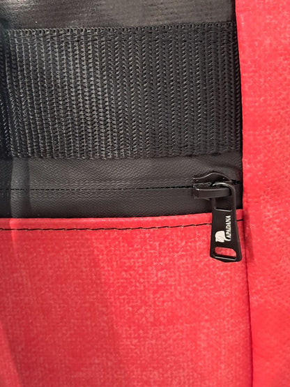 Handgemachter Rolltop Rucksack aus recycelter LKW-Plane