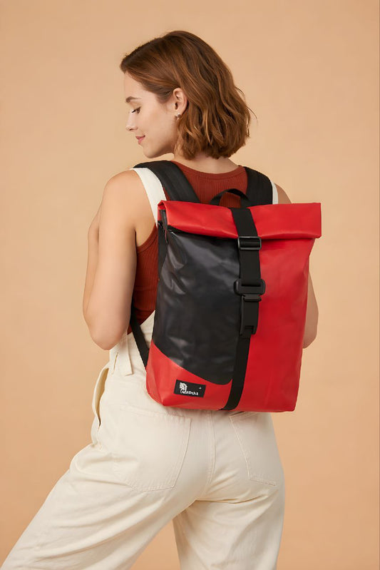 Handgemachter Rolltop Rucksack aus recycelter LKW-Plane