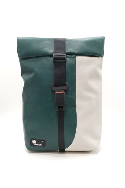 Handgemachter Rolltop Rucksack aus recycelter LKW-Plane