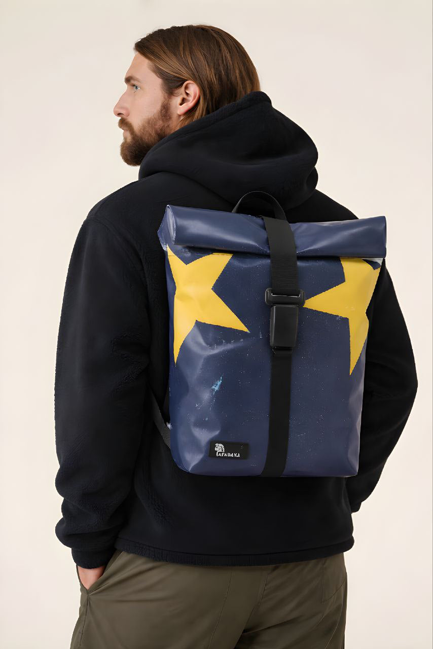 Handgemachter Rolltop Rucksack aus recycelter LKW-Plane