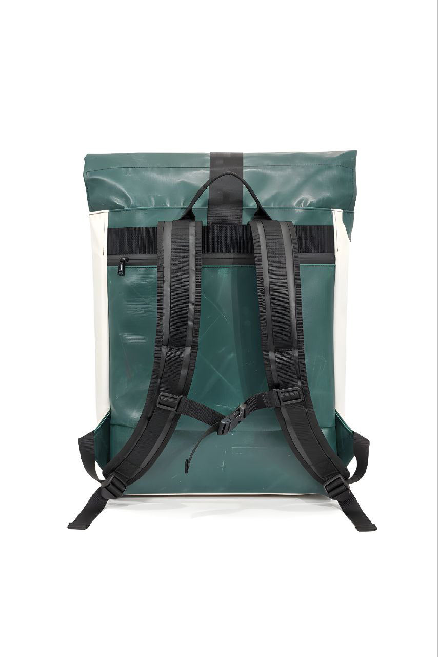 Handgemachter Rolltop Rucksack aus recycelter LKW-Plane