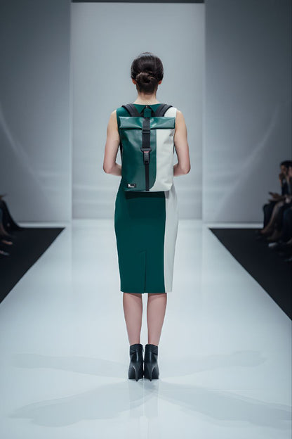 Handgemachter Rolltop Rucksack aus recycelter LKW-Plane