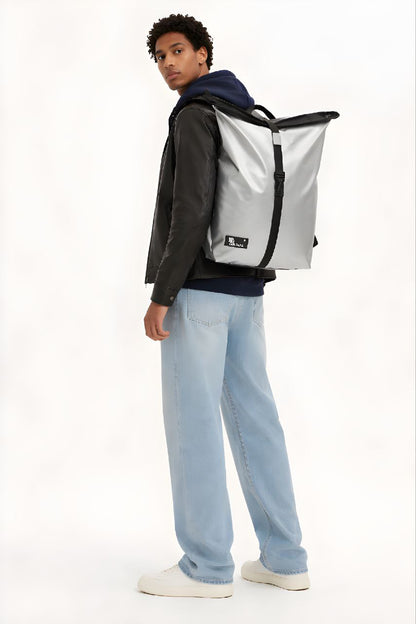 Handgemachter Rolltop Rucksack aus recycelter LKW-Plane