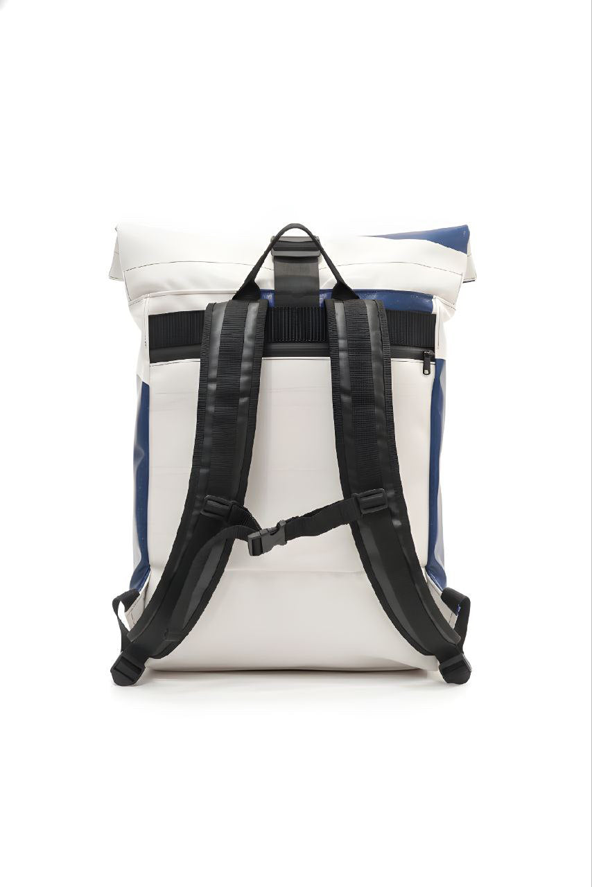 Handgemachter Rolltop Rucksack aus recycelter LKW-Plane