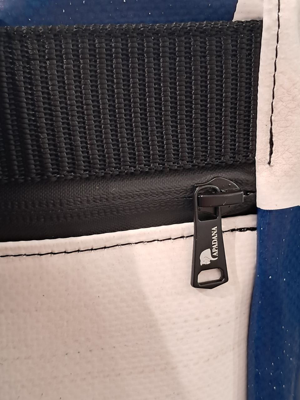 Handgemachter Rolltop Rucksack aus recycelter LKW-Plane