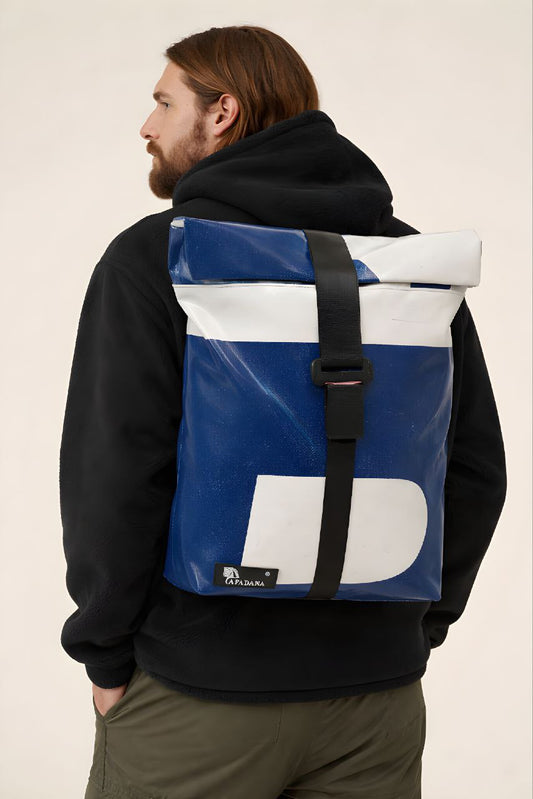 Handgemachter Rolltop Rucksack aus recycelter LKW-Plane