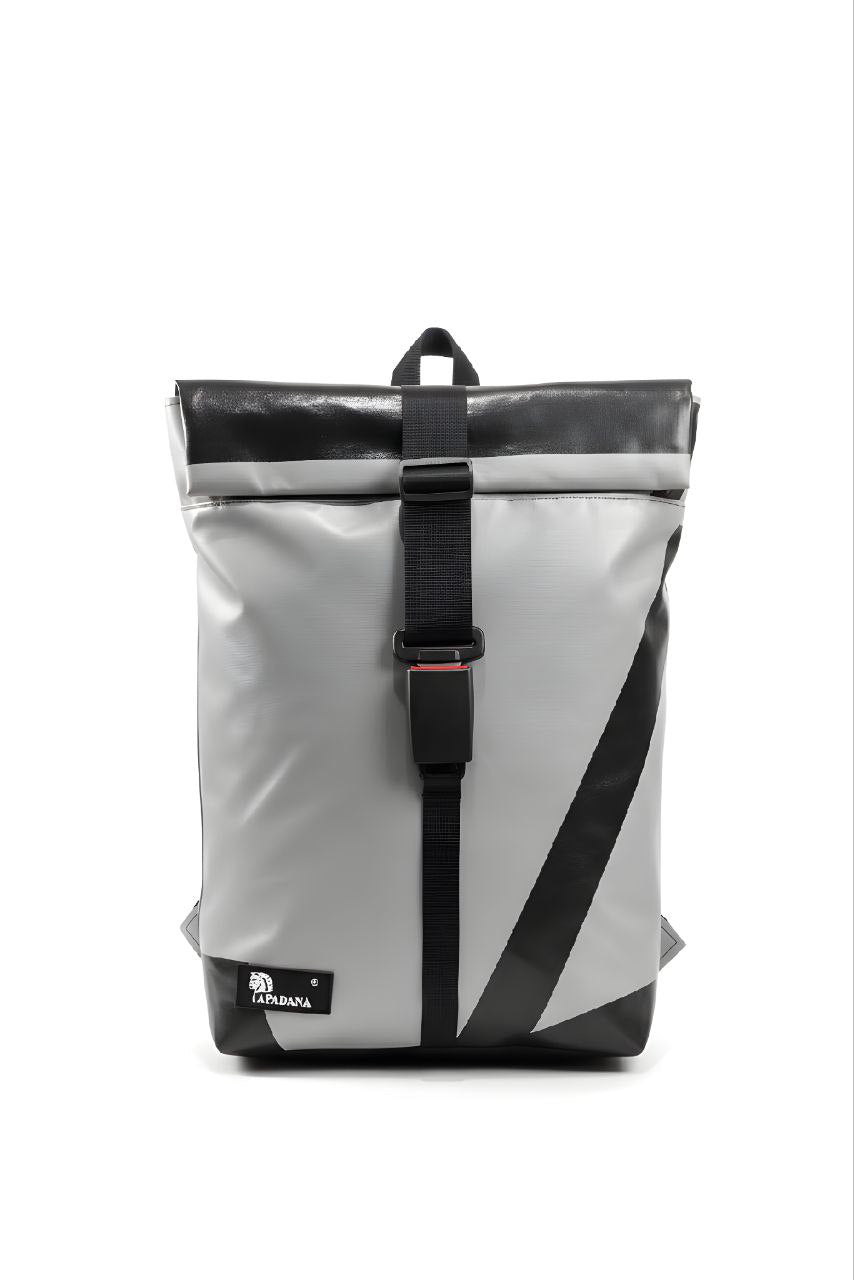 Handgemachter Rolltop Rucksack aus recycelter LKW-Plane