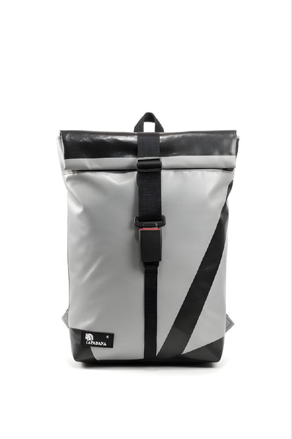 Handgemachter Rolltop Rucksack aus recycelter LKW-Plane