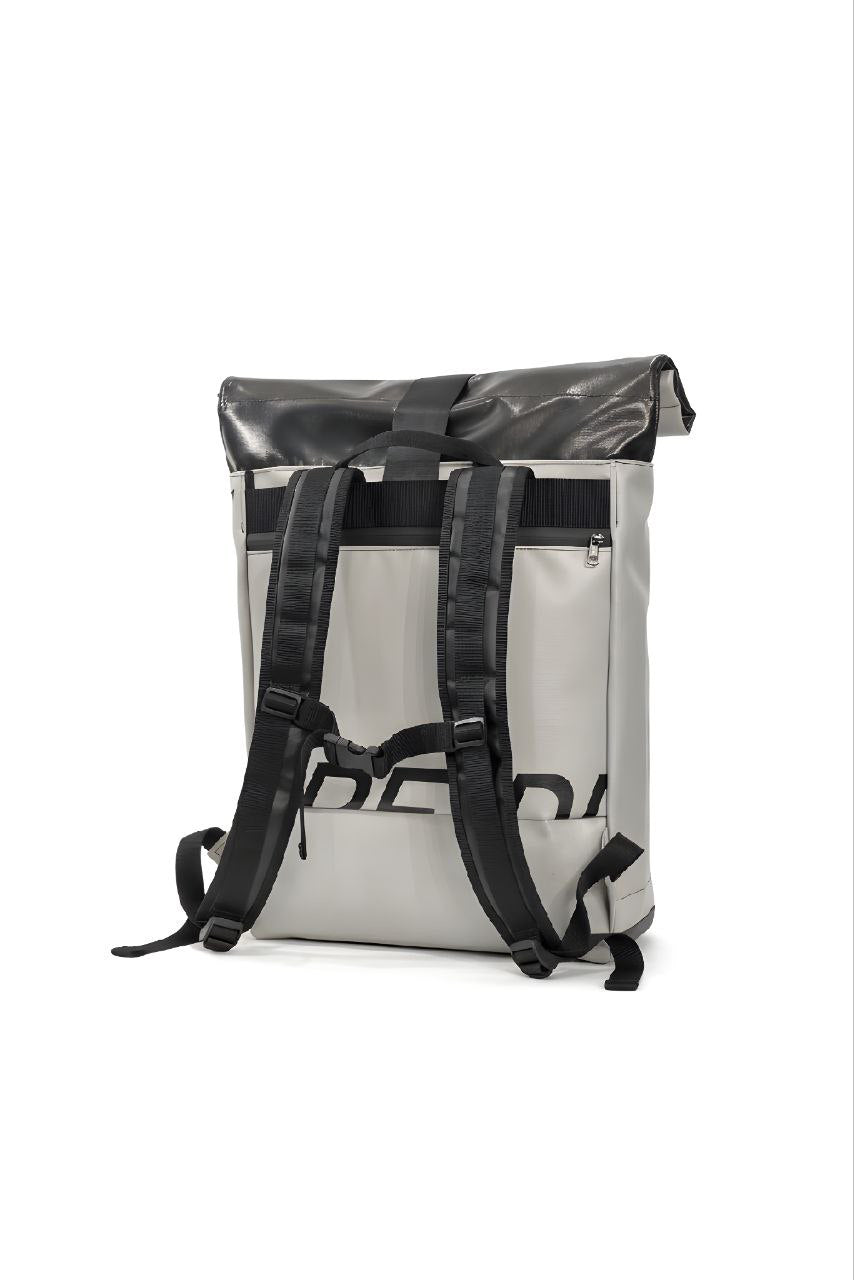 Handgemachter Rolltop Rucksack aus recycelter LKW-Plane