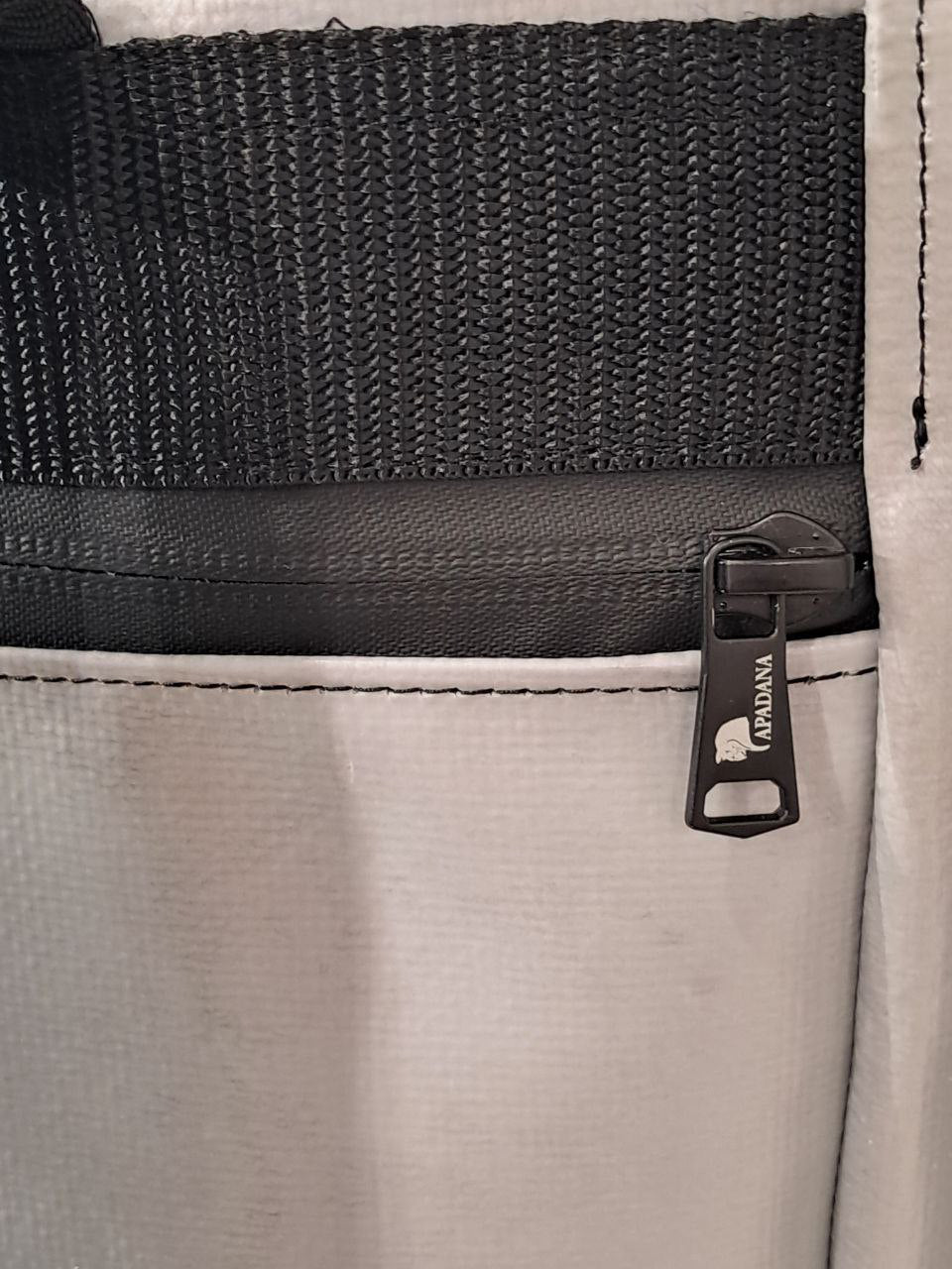 Handgemachter Rolltop Rucksack aus recycelter LKW-Plane