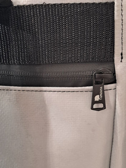 Handgemachter Rolltop Rucksack aus recycelter LKW-Plane