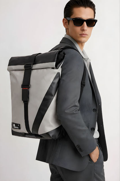 Handgemachter Rolltop Rucksack aus recycelter LKW-Plane