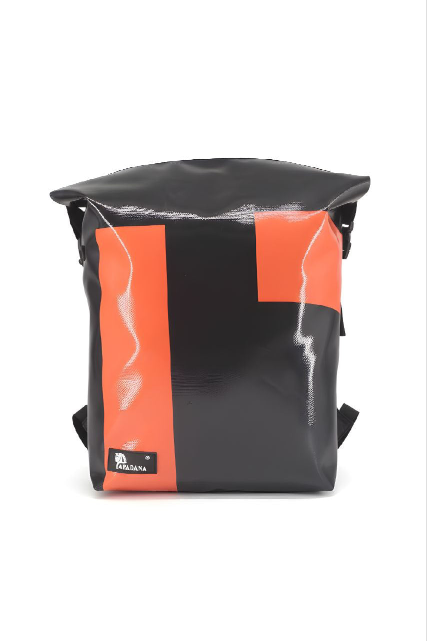 Handgemachter Rolltop Rucksack aus recycelter LKW-Plane