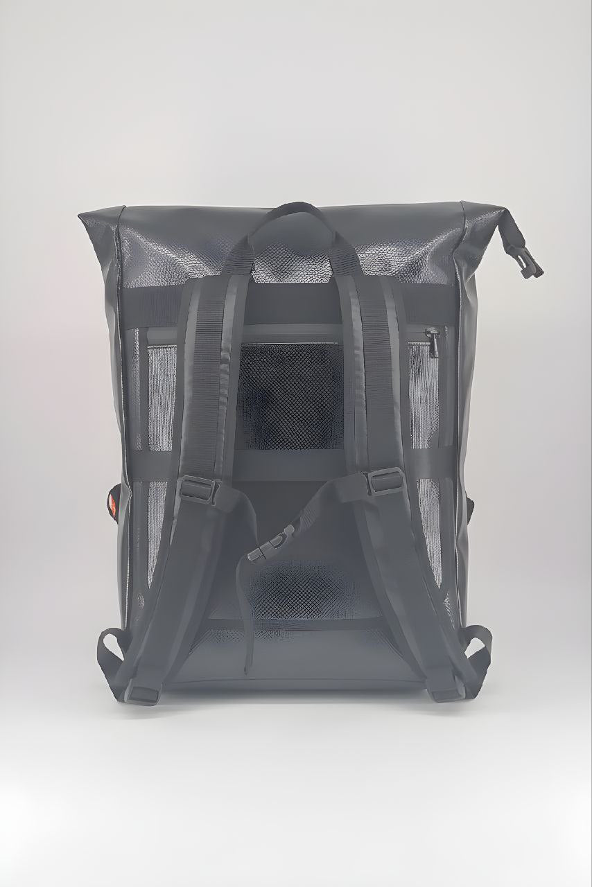 Handgemachter Rolltop Rucksack aus recycelter LKW-Plane