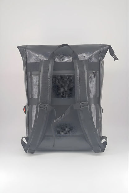 Handgemachter Rolltop Rucksack aus recycelter LKW-Plane