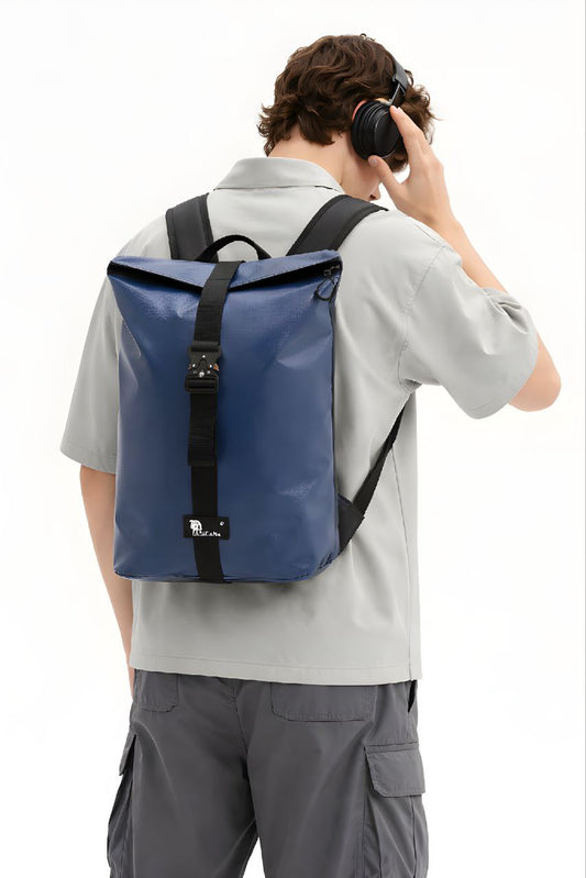 Handgemachter Rolltop Rucksack aus recycelter LKW-Plane