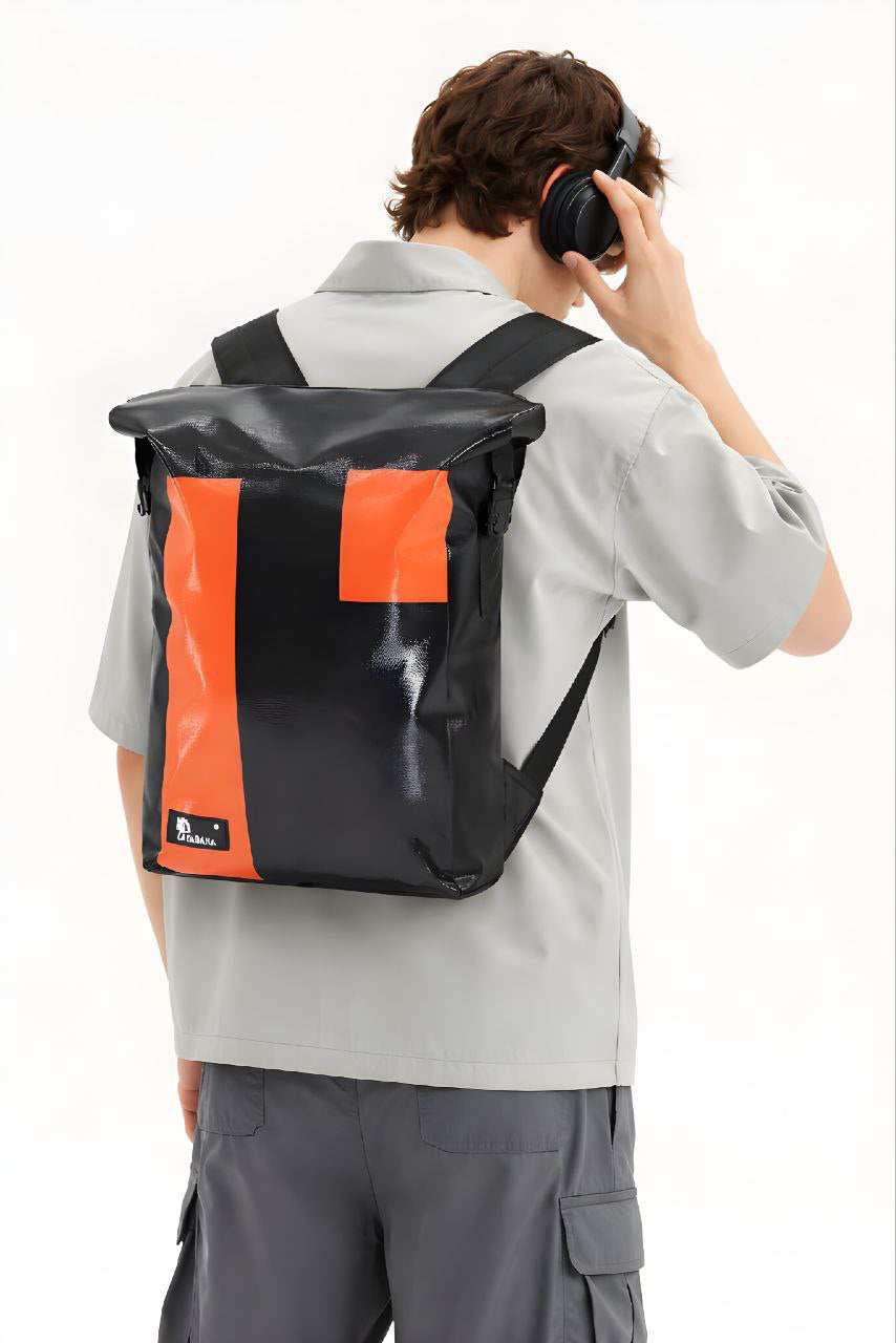 Handgemachter Rolltop Rucksack aus recycelter LKW-Plane