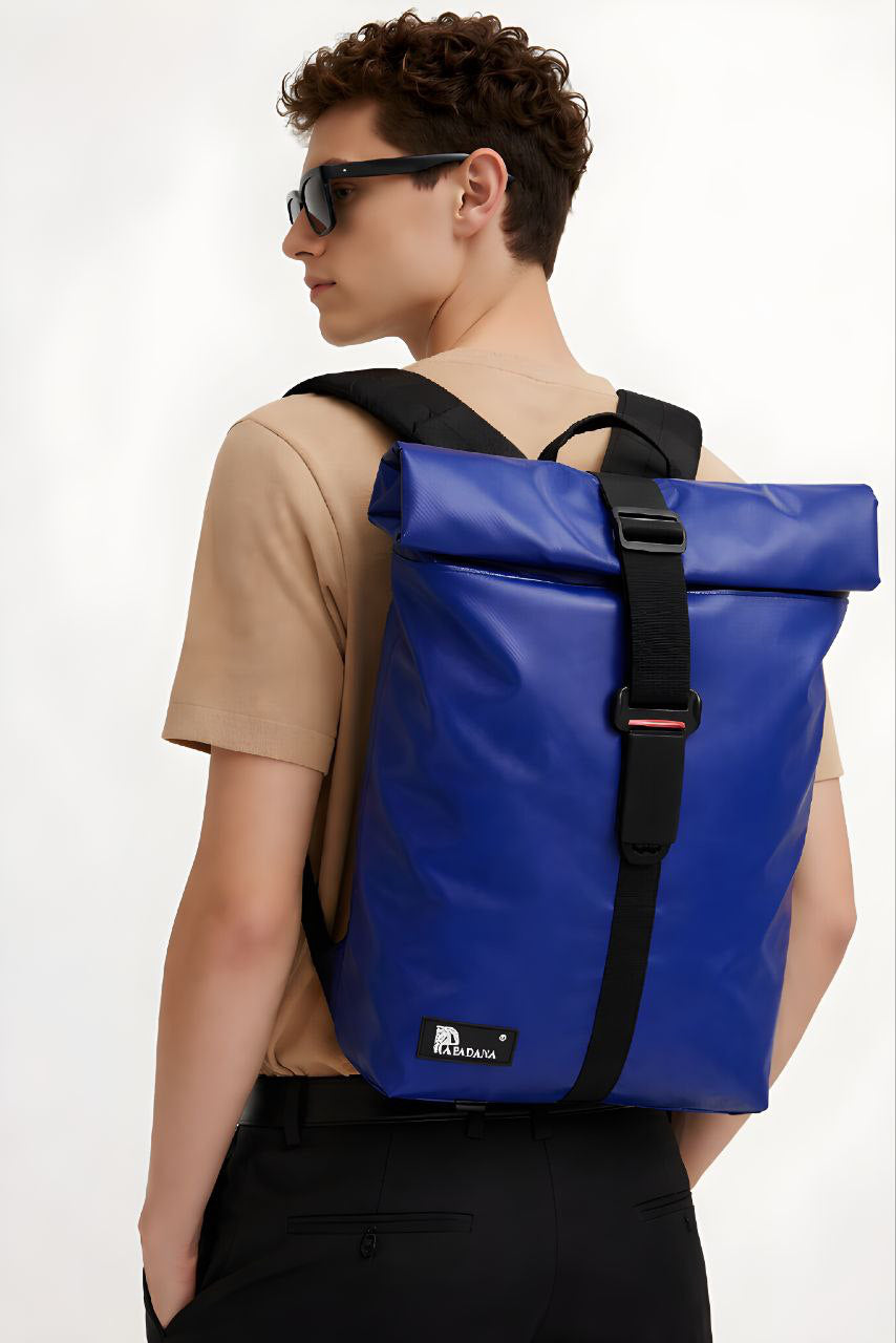 Handgemachter Rolltop Rucksack aus recycelter LKW-Plane