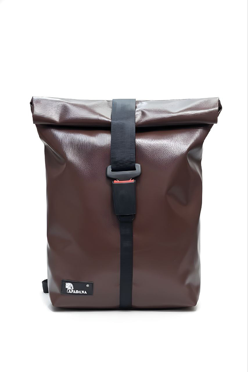 Handgemachter Rolltop Rucksack aus recycelter LKW-Plane