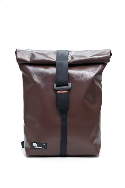 Handgemachter Rolltop Rucksack aus recycelter LKW-Plane