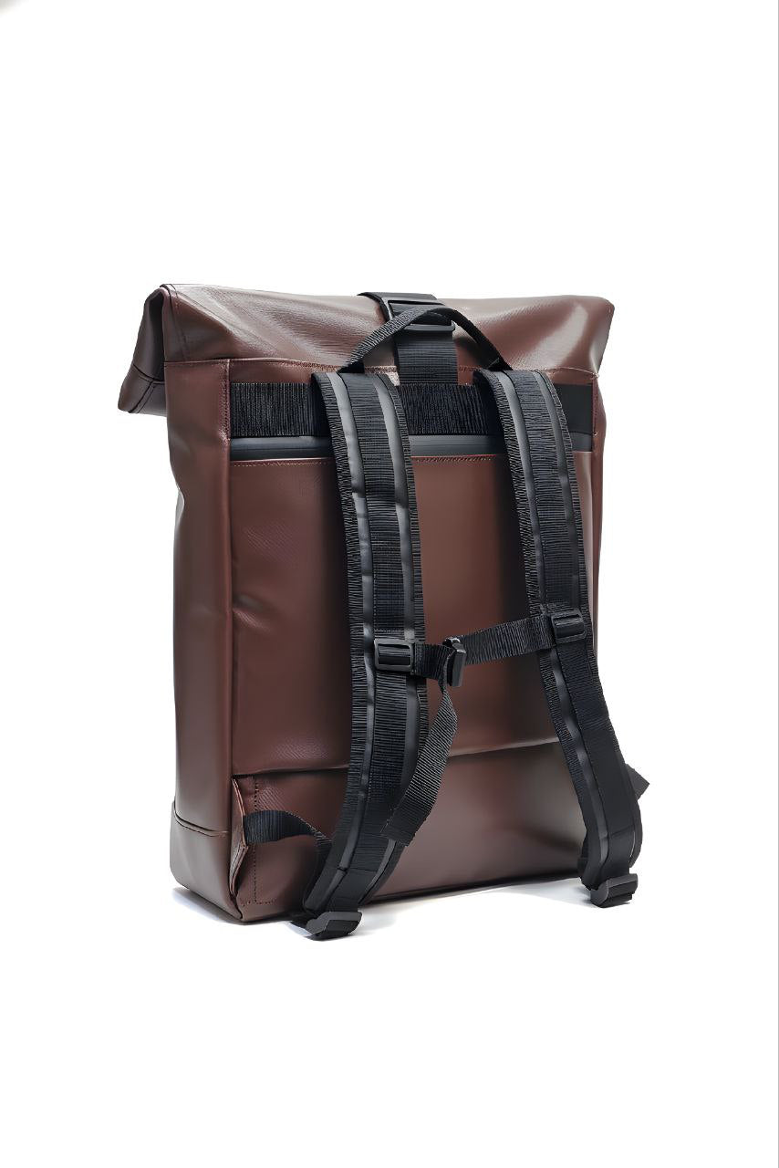 Handgemachter Rolltop Rucksack aus recycelter LKW-Plane