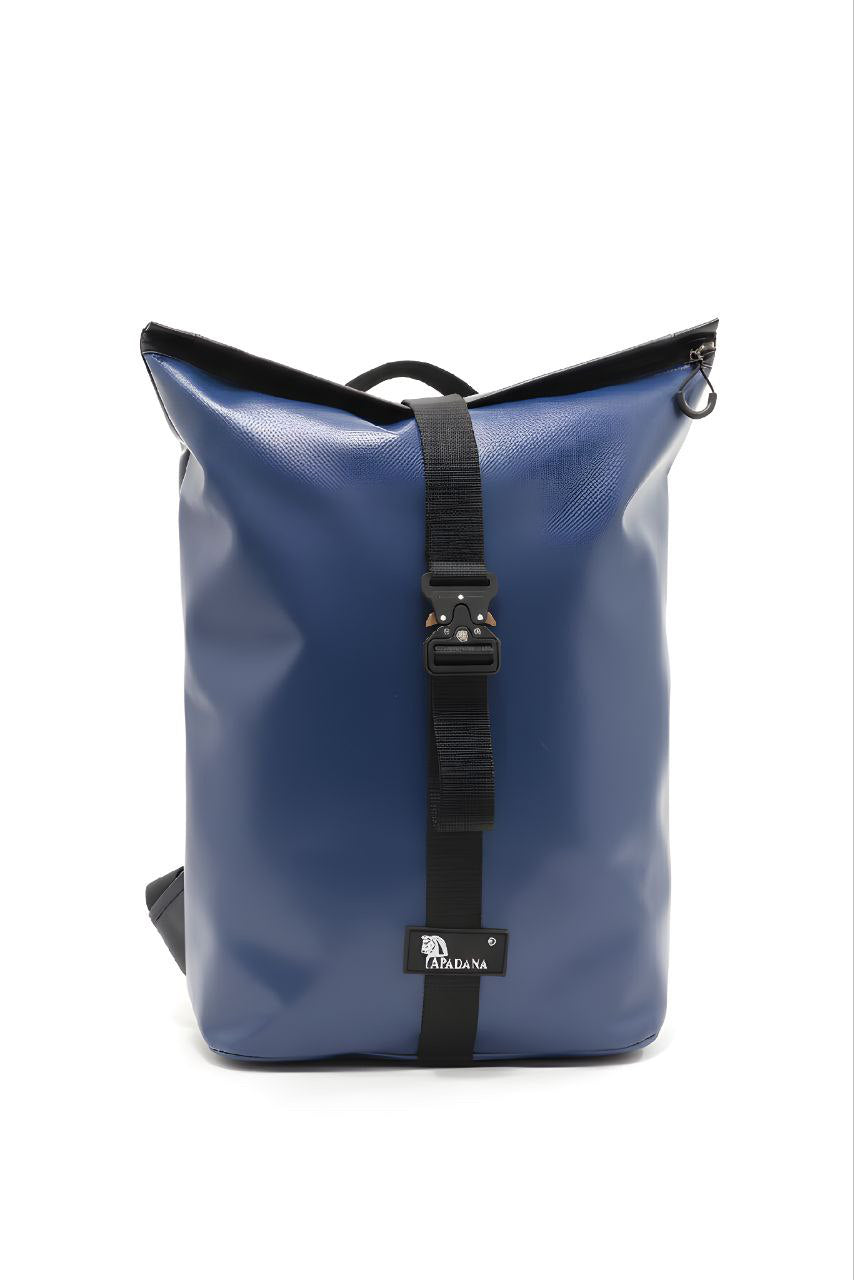 Handgemachter Rolltop Rucksack aus recycelter LKW-Plane