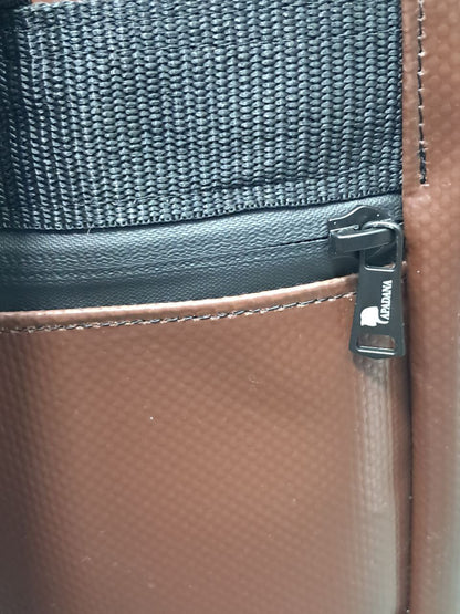 Handgemachter Rolltop Rucksack aus recycelter LKW-Plane