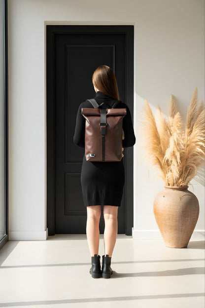 Handgemachter Rolltop Rucksack aus recycelter LKW-Plane