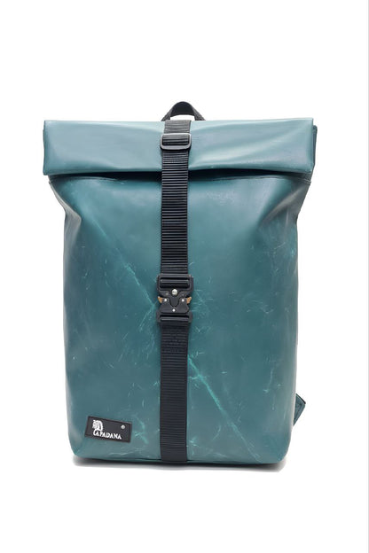 Handgemachter Rolltop Rucksack aus recycelter LKW-Plane